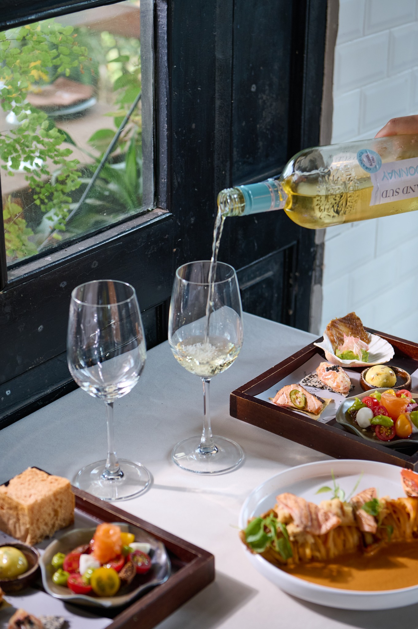 Rượu Vang Không Cồn cho Bữa Trưa Trọn Vẹn – Tại Salmonoid