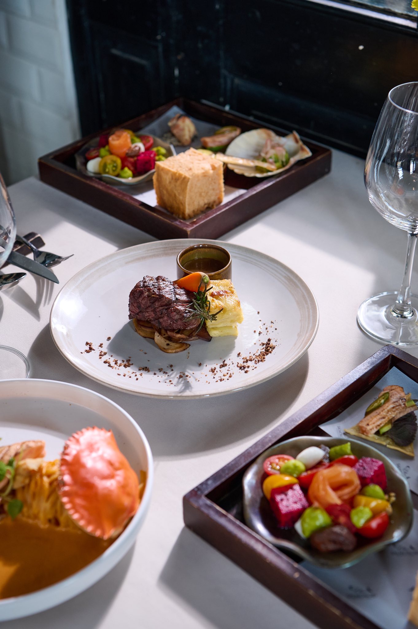 Bữa Trưa trong Căn Biệt Thự Cổ - Thoảng một Chút Rượu Vang