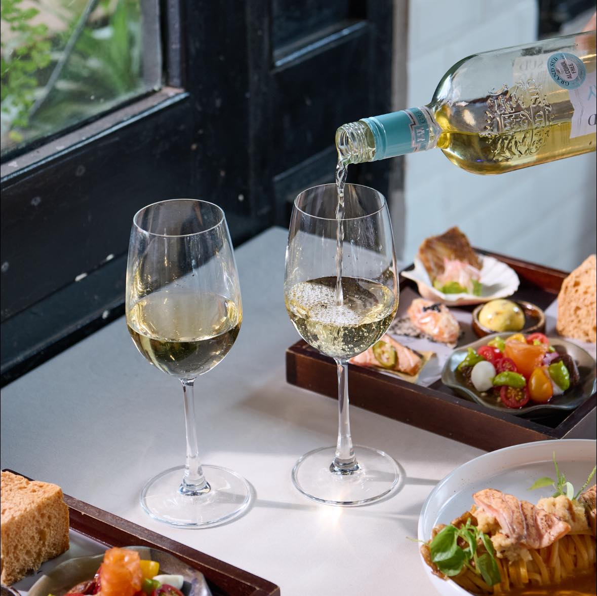 Bữa Trưa trong Căn Biệt Thự Cổ - Thoảng một Chút Rượu Vang — photo 2