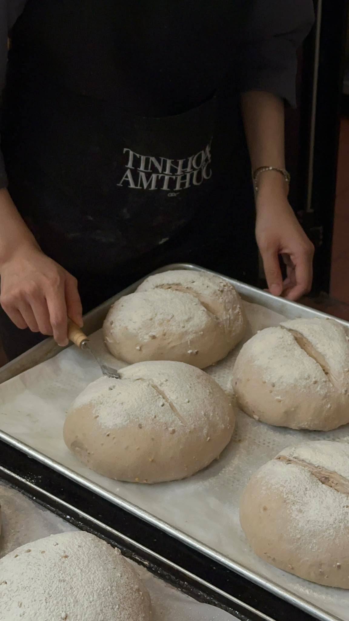 Salmonoid là Nhà: một Ngày Trọn Vẹn Bắt Đầu Nơi Bếp Bánh