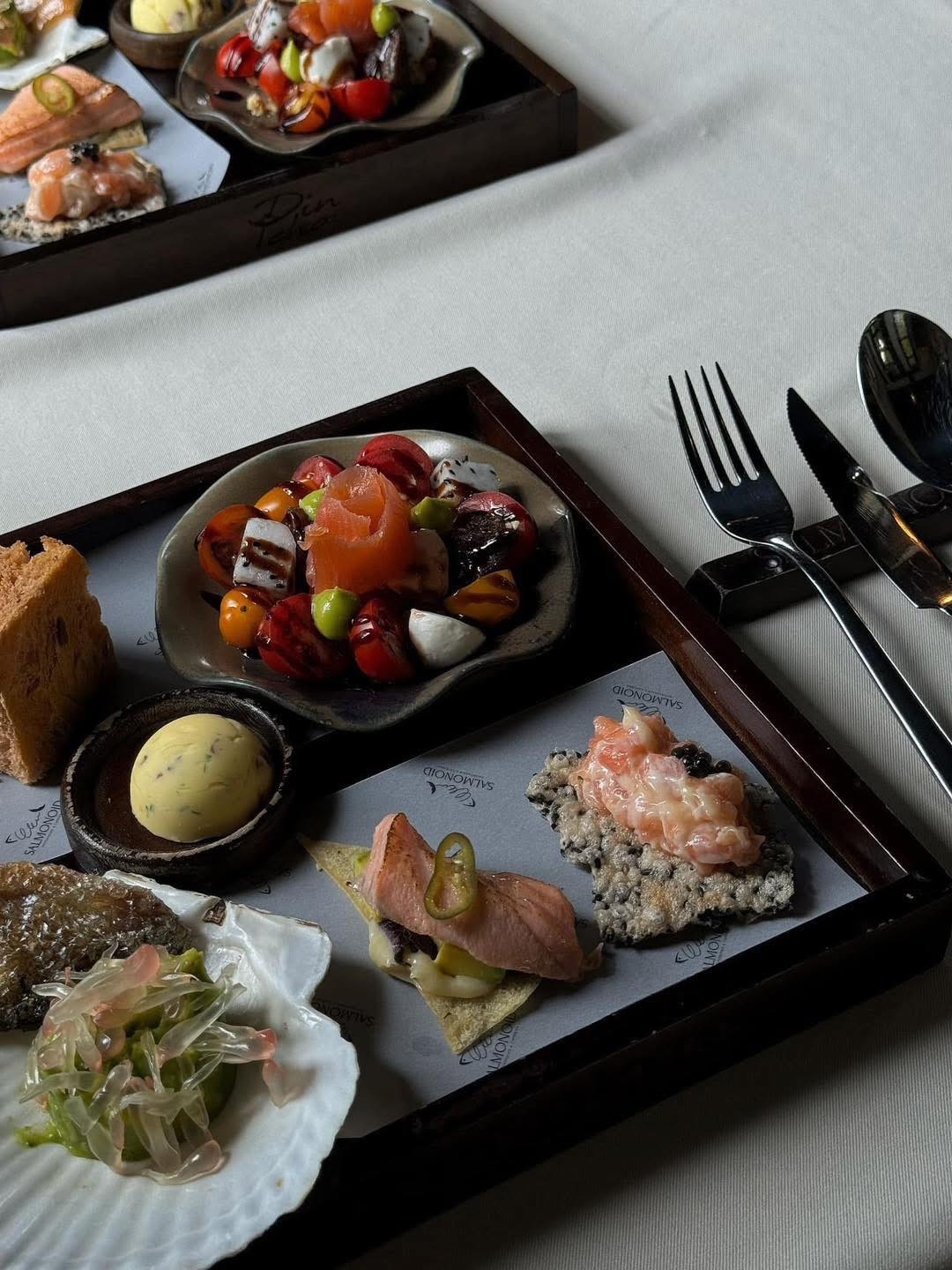 Nét Chấm Phá Màu Sắc Đầy Ngẫu Hứng Lên Khay Khai Vị