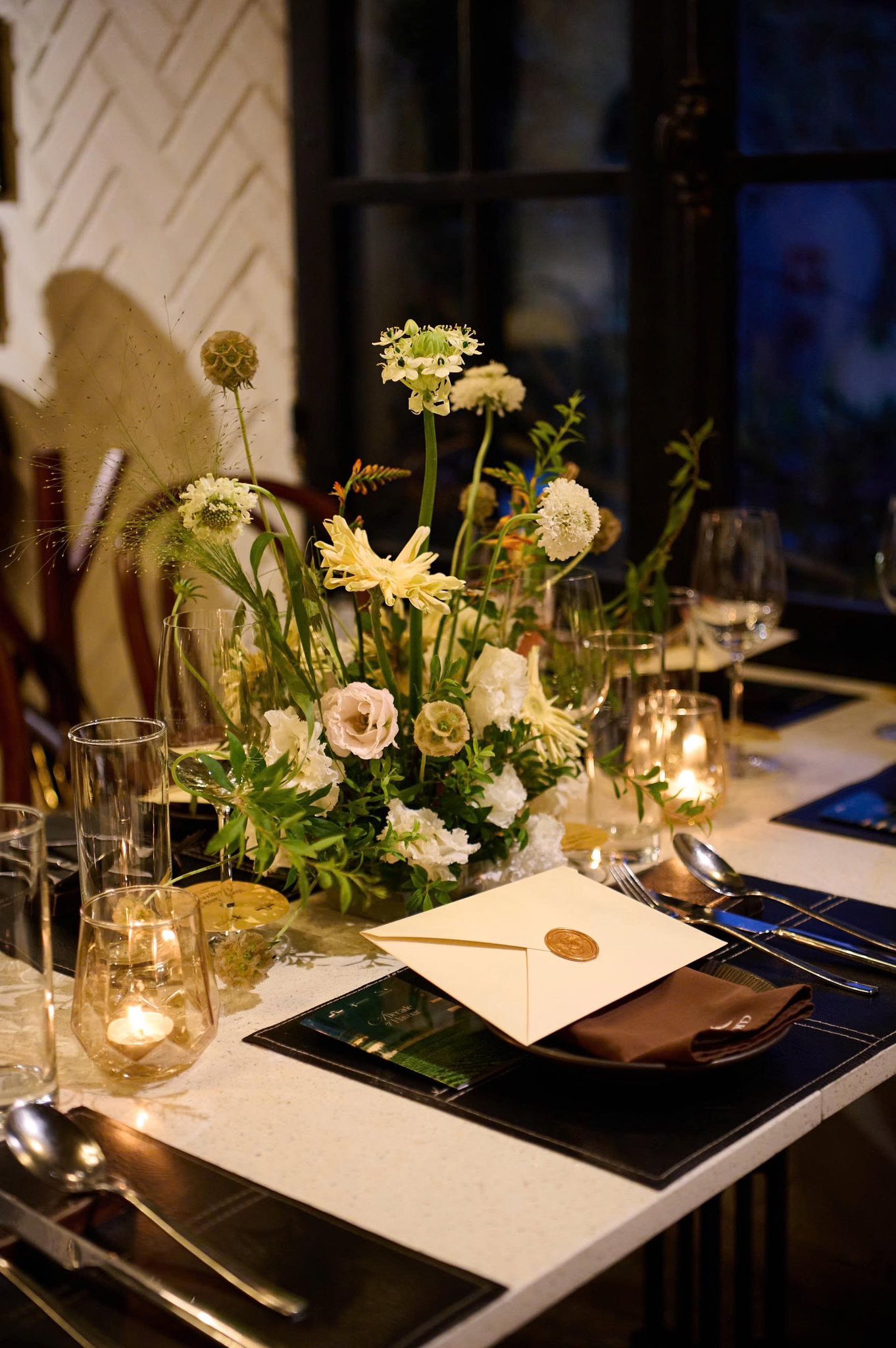 Thủ Thỉ Tâm Tình bên Bàn Tiệc – Tại Salmonoid