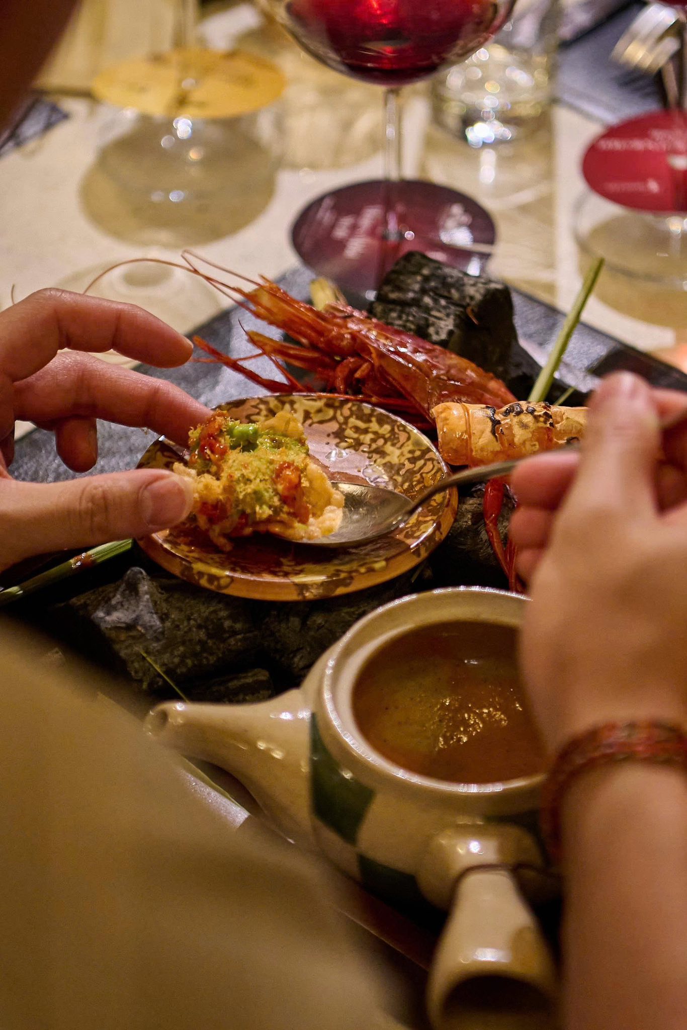 Thủ Thỉ Tâm Tình bên Bàn Tiệc – Tại Salmonoid — photo 4