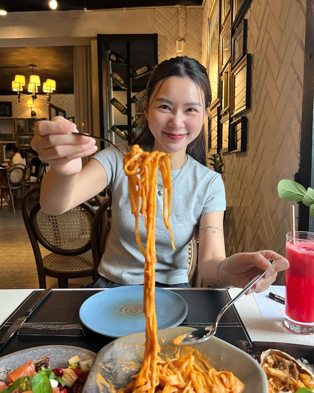 Chần Chừ Chi, Salmonoid Có Đủ Cheese — photo 2