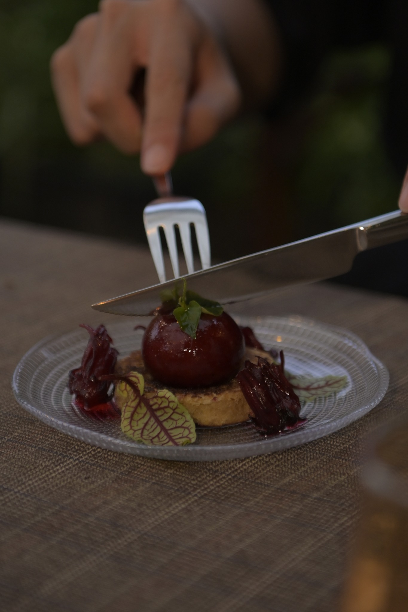 A tranquil garden ideal for a tender dinner | Salmonoid — photo 2