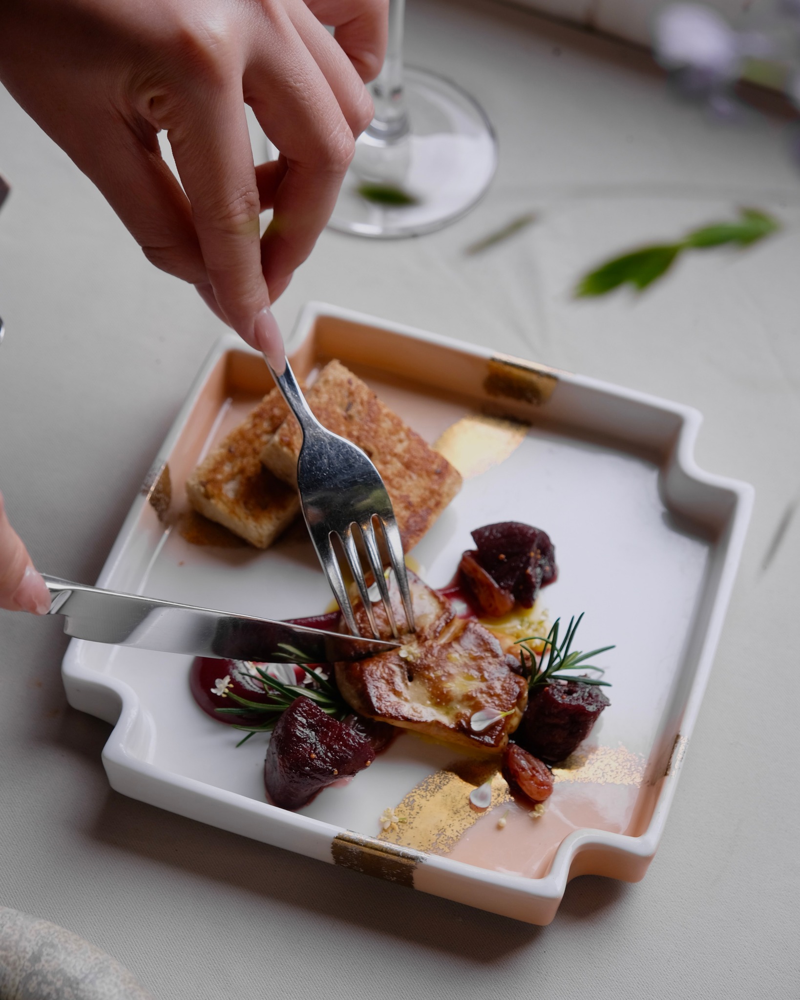 Gan Ngỗng Áp Chảo và Quả Mọng Mùa Xuân – Tại Salmonoid